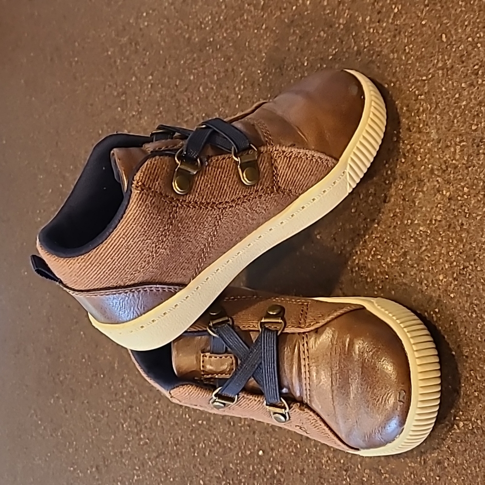 Carter's size 9 toddler shoe